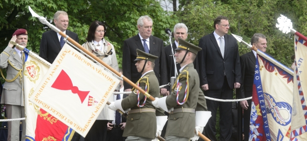 Pietní akty související s výročím ukončení války se dnes konají na několika místech v Praze i v dalších českých městech.