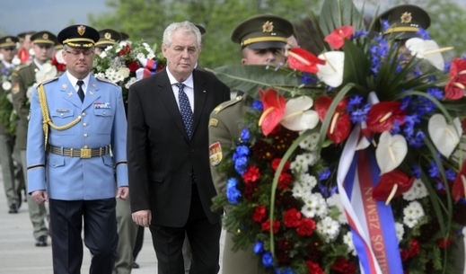Prezident během pietního aktu.