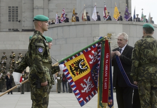 Zeman na závěr pietního aktu dekoroval bojový prapor 74. lehkého motorizovaného praporu.