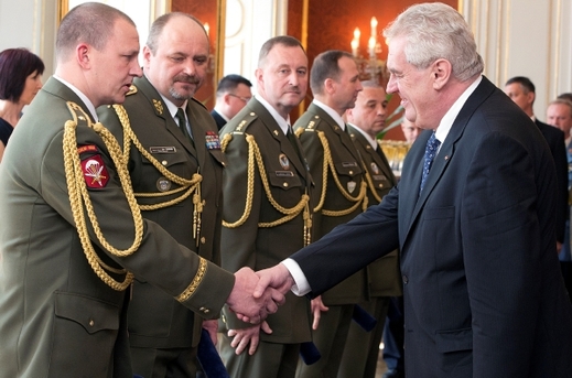 Miloš Zeman jmenoval na Pražském hradě nové generály.