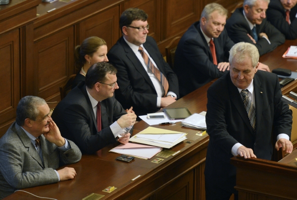 Miloš Zeman při projevu ve sněmovně.