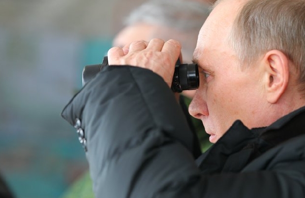 Odkud přichází nebezpečí. Vladimír Putin na vojenském cvičení. 