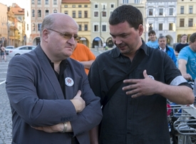 Daniel Herman (vlevo) na demonstraci v Českých Budějovicích.