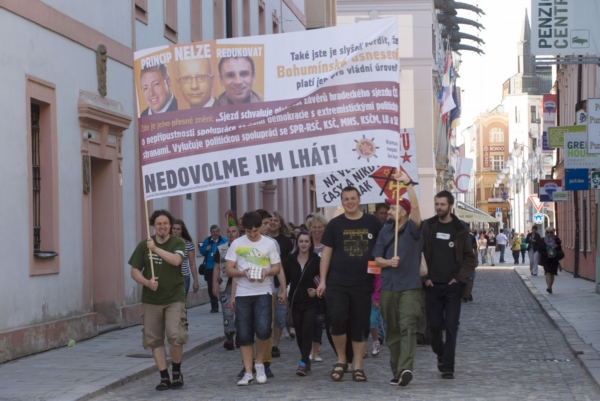 Demonstrace proti účasti KSČM ve vládní koalici v čele Jihočeského kraje. Demonstrace proti účasti KSČM ve vládní koalici v čele Jihočeského kraje.