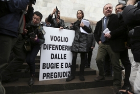 Marocká tanečnice Karima Mahroug, hlavní protagonistka v aféře Rubygate, protestuje před soudem v Miláně.