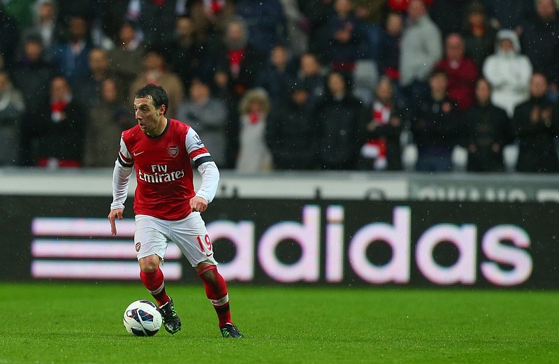 Santi Cazorla z Arsenalu a Adidas v pozadí.