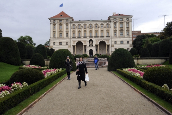Černínský palác společně s oběma komorami parlamentu přilákal ve středu tisíce lidí (ilustrační foto). Černínský palác společně s oběma komorami parlamentu přilákal ve středu tisíce lidí (ilustrační foto).