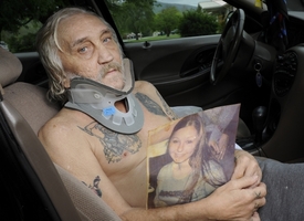 John Berry pózuje fotografům s obrázkem své zmizelé a nyní nalezené dcery.