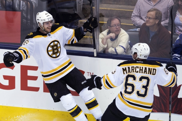 David Krejčí (vlevo) rozhodl třemi góly o výhře Bostonu nad Torontem.