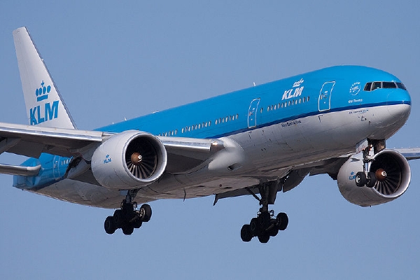 Společnost KLM jako první klasické aerolinky zpoplatnila první zavazadlo.