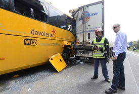 Autobus narazil zezadu do kamionu, který se střetl s osobním automobilem.