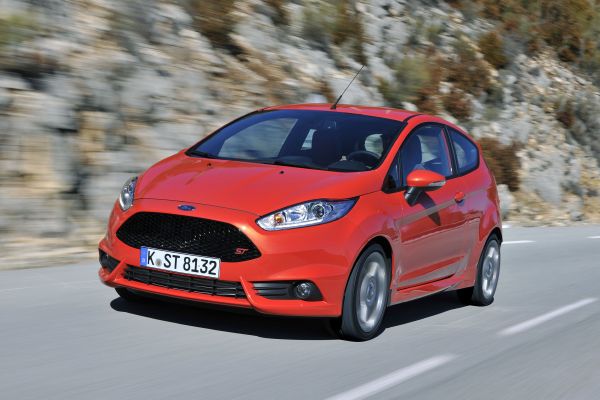 Přední částí Fiesta ST tak trochu straší ostatní řidiče.