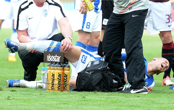Mladoboleslavský fotbalista Radek Dosoudil utrpěl frakturu holenní kosti.