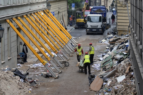 Při explozi bylo zraněno několik desítek osob, naštěstí šlo převážně o lehčí zranění.