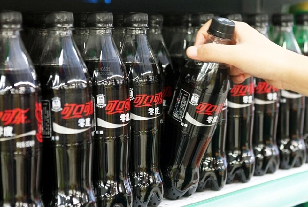 Coca-Cola Zero v čínském supermarketu. Na rozdíl od light verze se Zero může pochlubit téměř shodnou chutí s klasickou nedietní verzí. Coca-Cola Zero v čínském supermarketu. Na rozdíl od light verze se Zero může pochlubit téměř shodnou chutí s klasickou nedietní verzí.