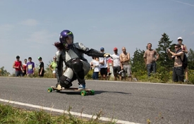 Downhill longboarding je divácky atraktivní sport.