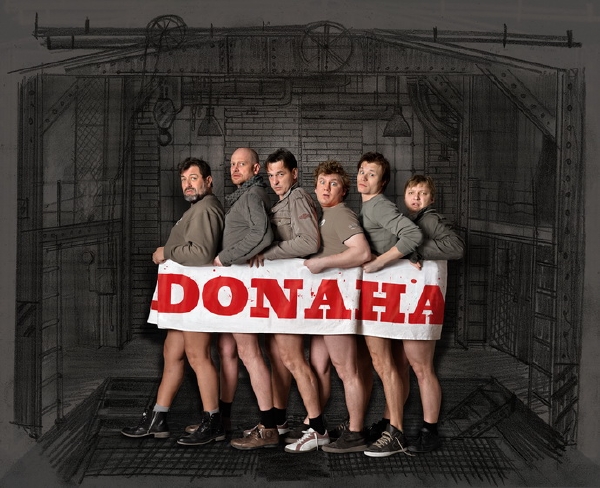 Hrdiny muzikálu Donaha! jsou nezaměstnaní oceláři, kteří si chtějí přilepšit striptýzem.