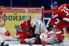 Brankář Ondřej Pavelec, dánský útočník Nichlas Hardt a český obránce Jan Hejda.