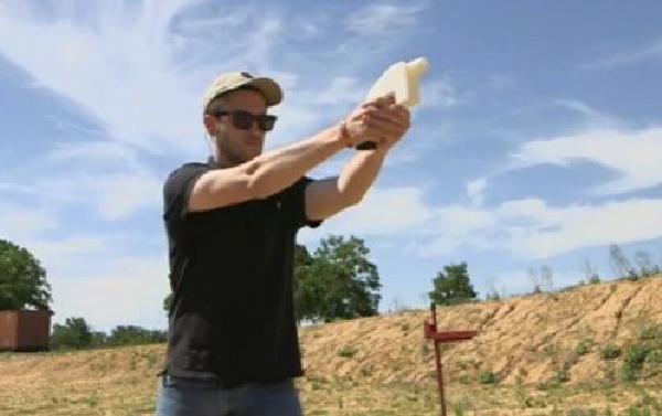 Testování zbraně z tiskárny. 