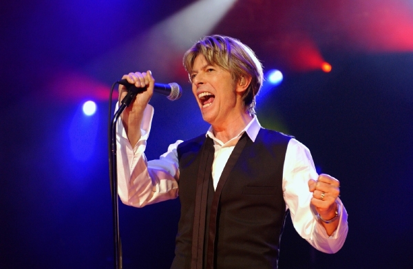 Zpěvák David Bowie staví na provokacích. Zpěvák David Bowie staví na provokacích.
