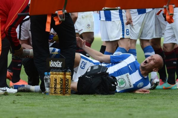 Radek Dosoudil odnesl hrůzný zákrok Léonarda Kweukeho zlomenou nohou. 