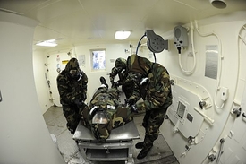 Dekontaminace námořníka na lodi USS San Diego. 