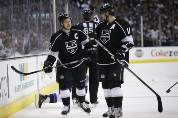 Anze Kopitar (vlevo) a Dustin Brown z Los Angeles jsou ve druhém kole play-off.