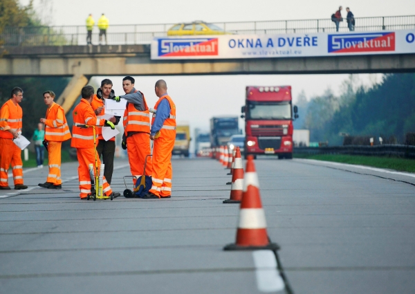 Práce na dálnici D1 komplikuje déšť, doprava je plynulá.