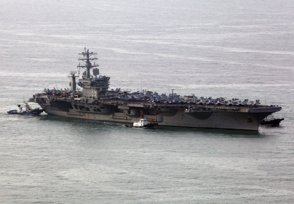Na místě je i letadlová loď USS Nimitz.