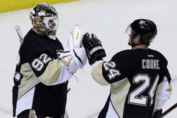 Gólman Pittsburghu Tomáš Vokoun (vlevo).