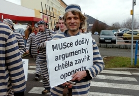Členové občanského sdružení Kořeny, jež usiluje o odepsání zásob hnědého uhlí, uspořádali v březnu 2007 před sídlem Mostecké uhelné happenig u příležitosti ukončení vyšetřování, ke kterému dala podnět těžební společnost.