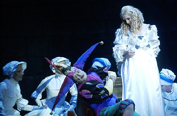 Iveta Bartošová jako kněžna Adriana a Jiří Korn v obnovené premiéře muzikálu Dracula v roce 2003. Iveta Bartošová jako kněžna Adriana a Jiří Korn v obnovené premiéře muzikálu Dracula v roce 2003.