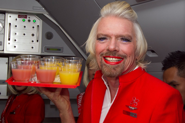 Branson se role chopil poctivě - včetně účesu a make-upu.