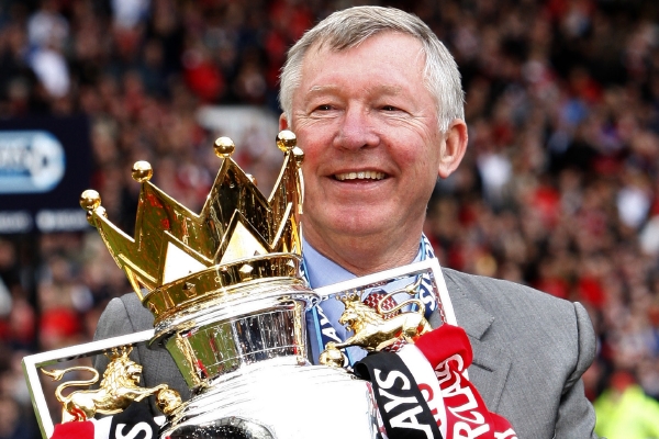 Před odchodem z lavičky United vybojoval Ferguson i mistrovský pohár.