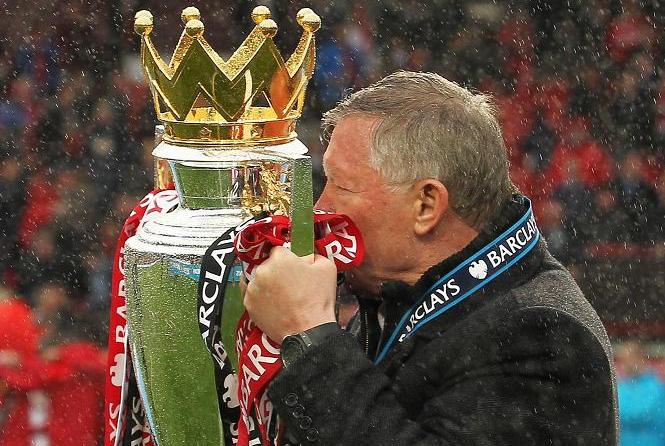 Sir Alex Ferguson se rozloučil ziskem poháru pro šampiona anglické ligy. 