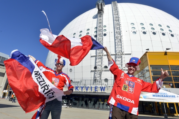 Čeští fanoušci před halou Globen.
