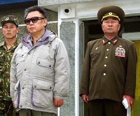 Vyhozený šéf rezortu obrany Kim Kjok-sik (vpravo) vedle svého milovaného vůdce.