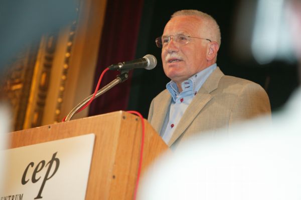 Václav Klaus mezi svými příznivci v think tanku CEP.