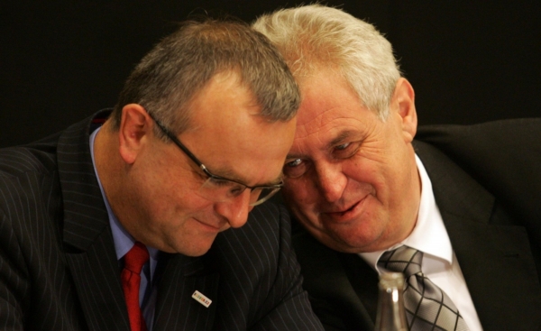Ministr financí Miroslav Kalousek (vlevo) a prezident Miloš Zeman.