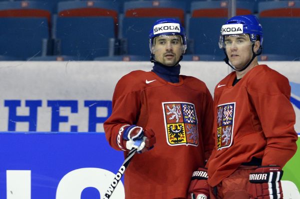 Útočník Tomáš Plekanec (vlevo) a obránce Marek Židlický se domlouvají na tréninku.