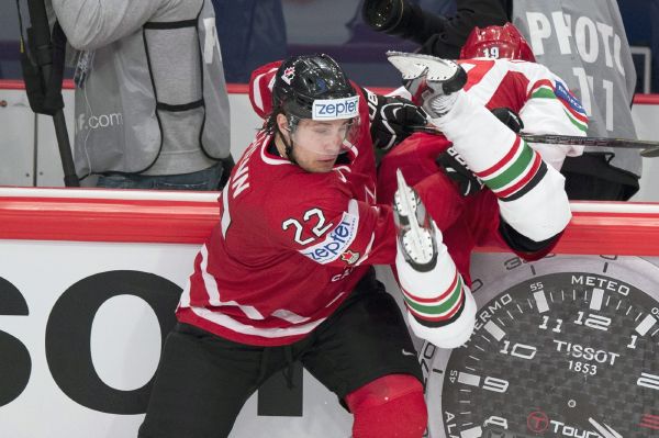Luke Schenn je tvrdý hráč, za zákrok na Irgla dostal ale trest. Luke Schenn je tvrdý hráč, za zákrok na Irgla dostal ale trest.