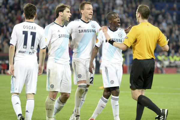 Rozhodčí Královec umravňuje hráče Chelsea. Rozhodčí Královec umravňuje hráče Chelsea.