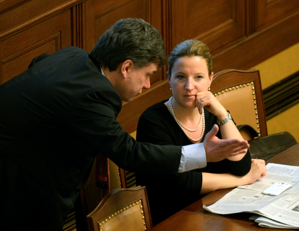 Karolína Peake při rozhovoru s ministrem spravedlnosti Pavlem Blažkem.