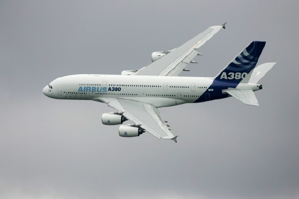 Výrobce letadlové techniky, do které spadají i letadla Airbus (na snímku), zvýšil provozní zisk o 80 procent.