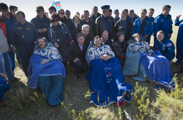 Posádka ISS. Zleva velitel Chris Hadfield, ruský letový inženýr Roman Romaněnko a letový inženýr NASA Tom Marshburn.