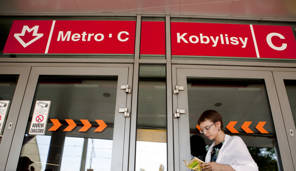 Výtah se zasekl ve stanici Kobylisy na trati C. 