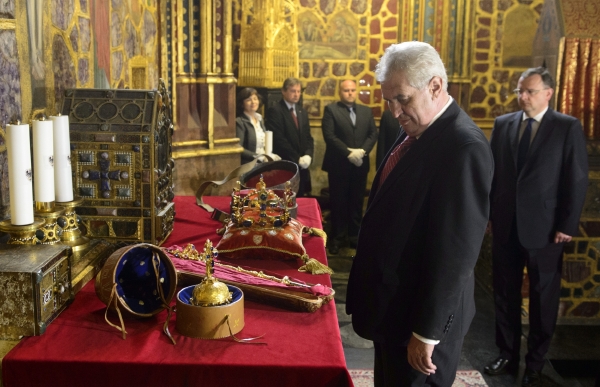 Miloš Zeman nad korunovačními klenoty.
