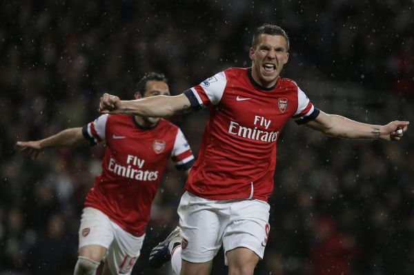 Lukas Podolski se raduje z branky Arsenalu.
