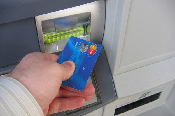 Výběry z bankomatů cizích bank přicházejí Čechy hezky draho.