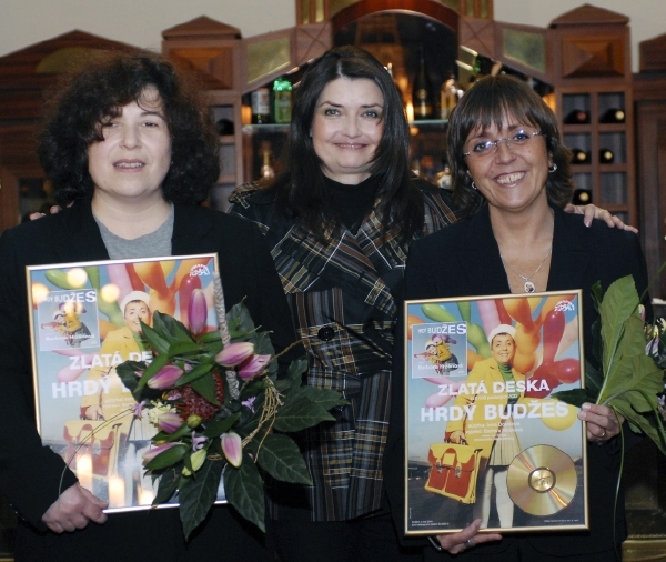 Autorka Irena Dousková (vlevo) a herečka Barbora Hrzánová (vpravo) na snímku z roku 2007.